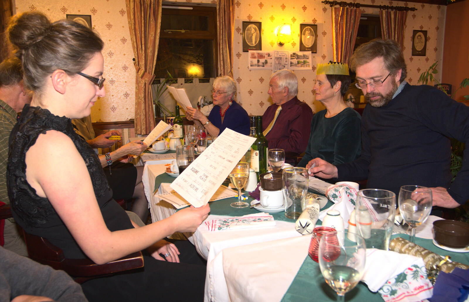 Suey scopes the quiz out from The BSCC Christmas Dinner, The Swan Inn, Brome, Suffolk - 6th December 2014