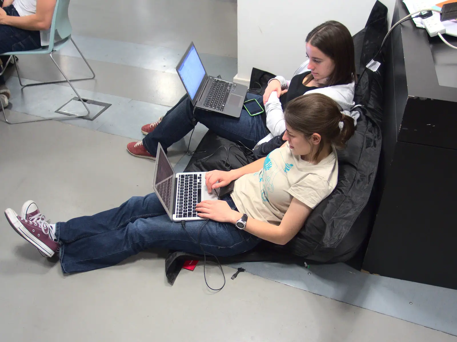 Anita and Bea do on-the-floor innovating, from SwiftKey Innovation Nights, Westminster, London - 19th December 2014