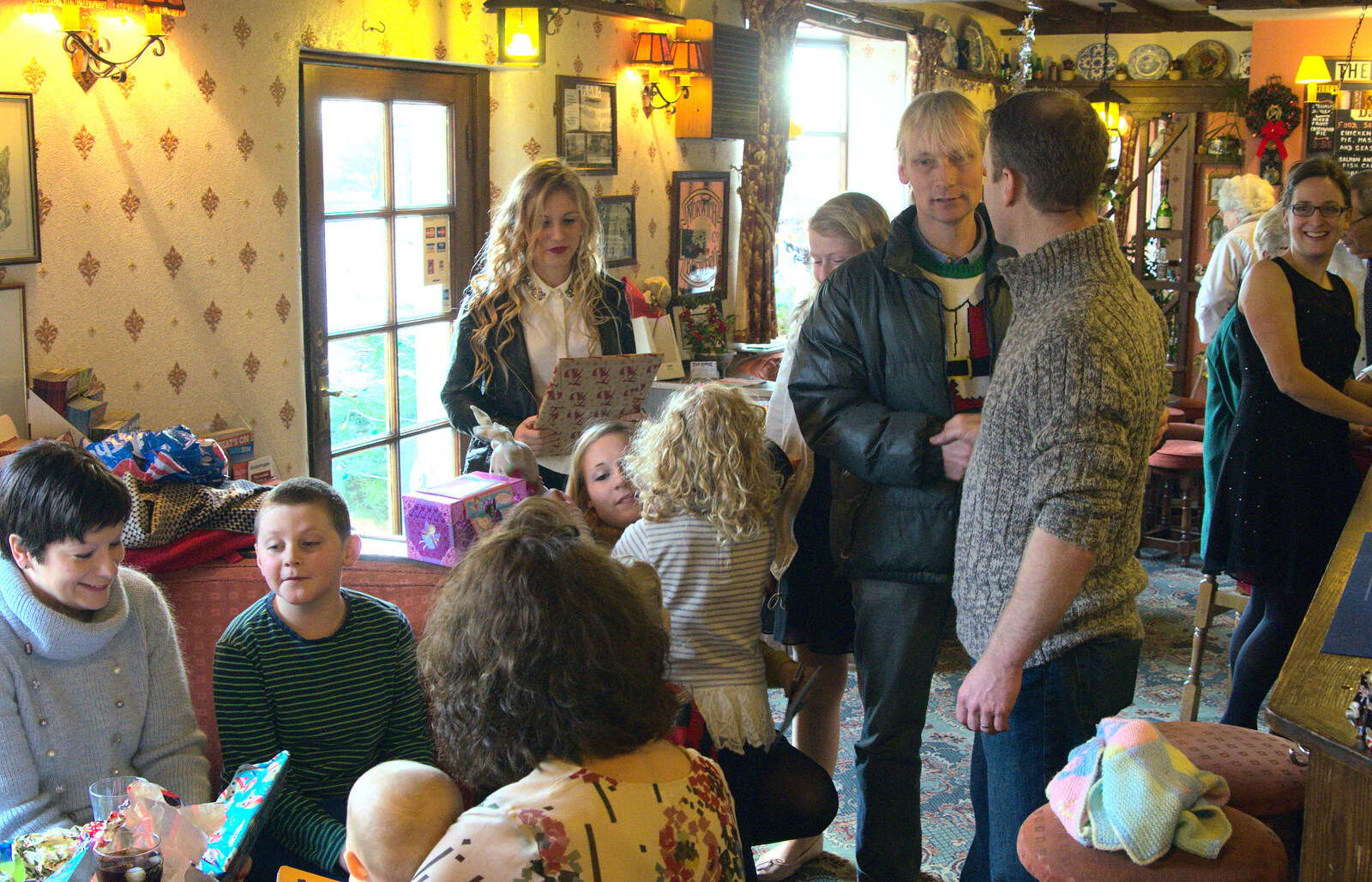 Jimmy and his girls arrive from Christmas Day at the Swan Inn, Brome, Suffolk - 25th December 2014