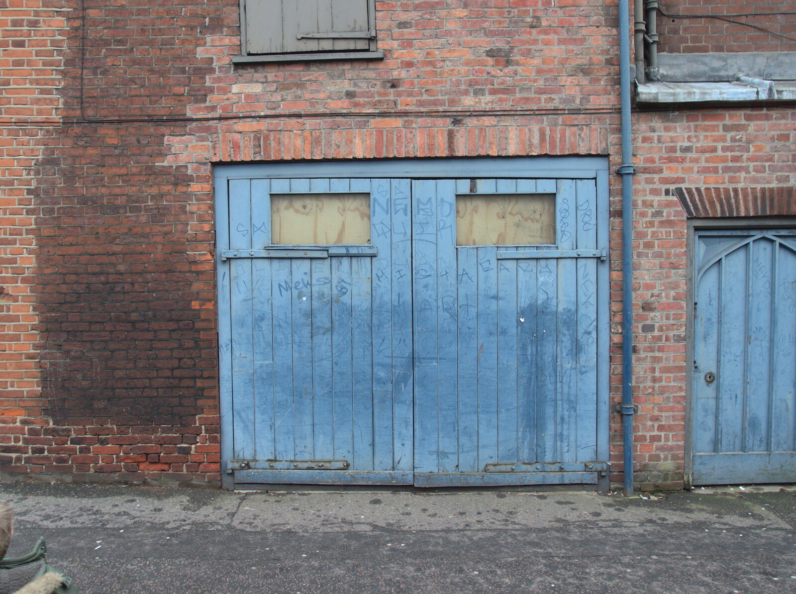 A derelict garage door from A Trip to Norwich, and Beers at The Swan Inn, Brome, Suffolk - 5th January 2015