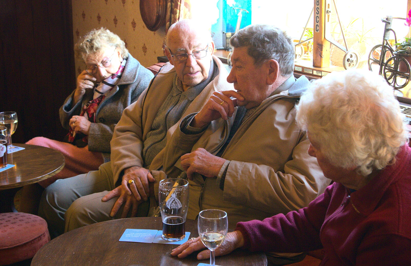 John Lummis chats to someone from A Trip to Norwich, and Beers at The Swan Inn, Brome, Suffolk - 5th January 2015