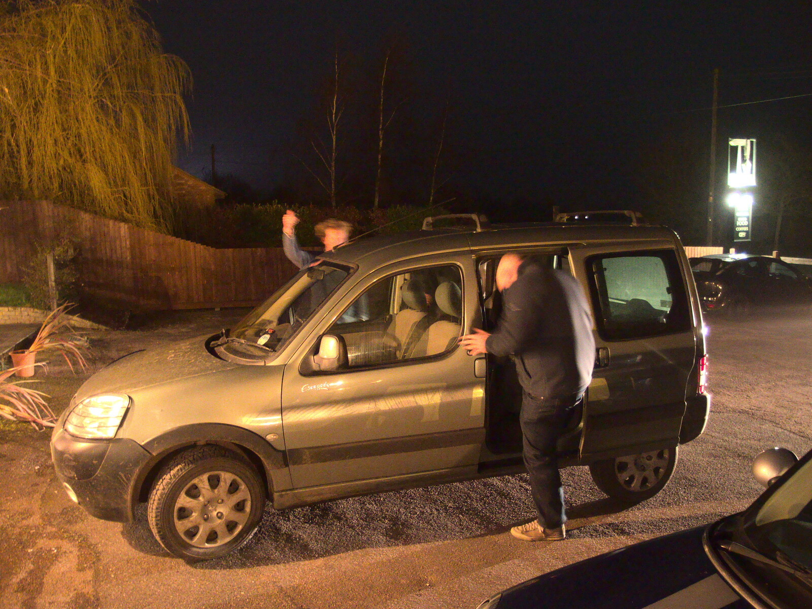 We load up into Wavy's car from The Last Day of Pre-School and Beer at the Trowel and Hammer, Cotton, Suffolk - 29th March 2015