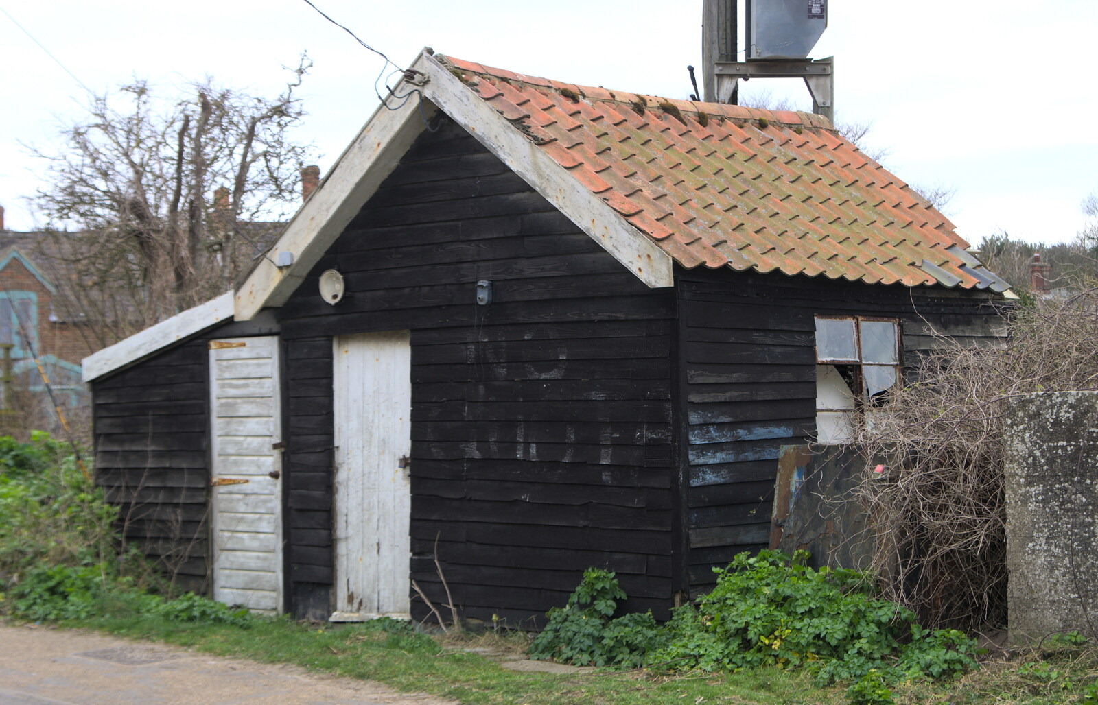 Tumble-down wooden shed from A Day on the Beach, Dunwich, Suffolk - 6th April 2015