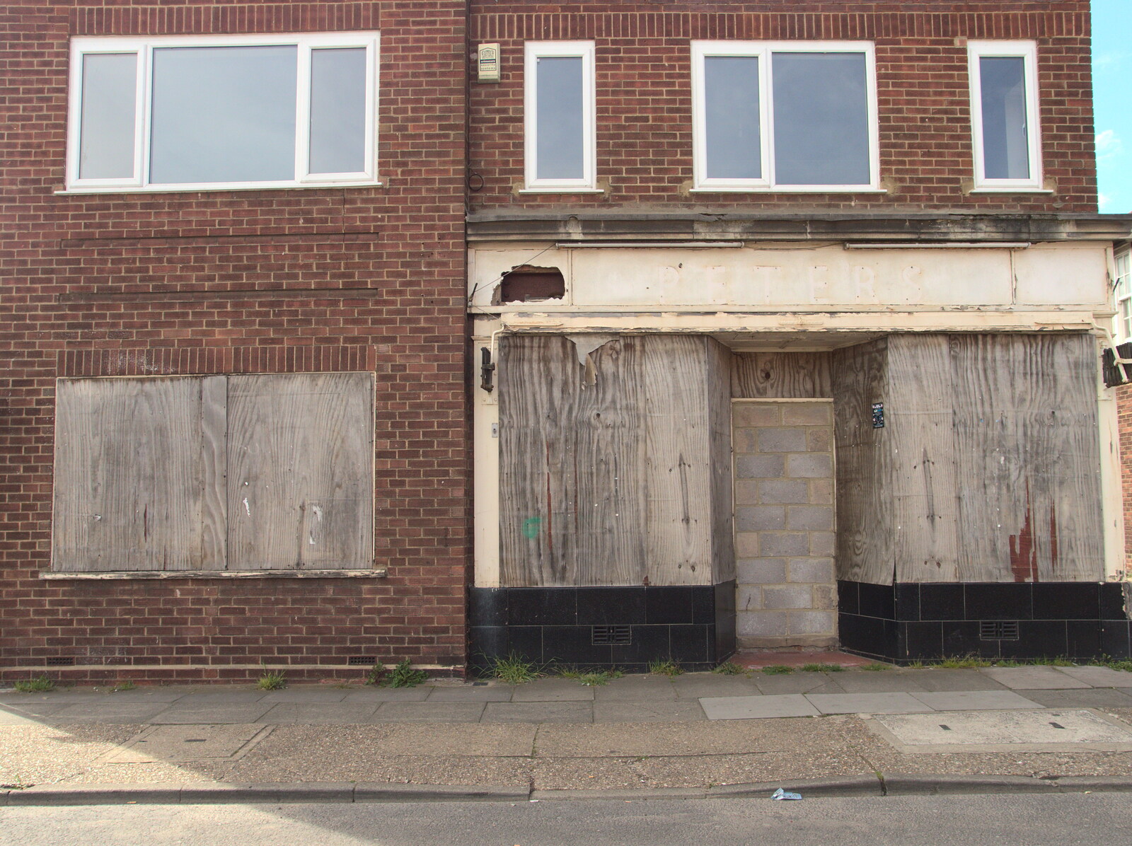 A derelict building on Grimwade Street from Diss Kebabs and Pizza Express, Ipswich, Suffolk - 7th May 2015