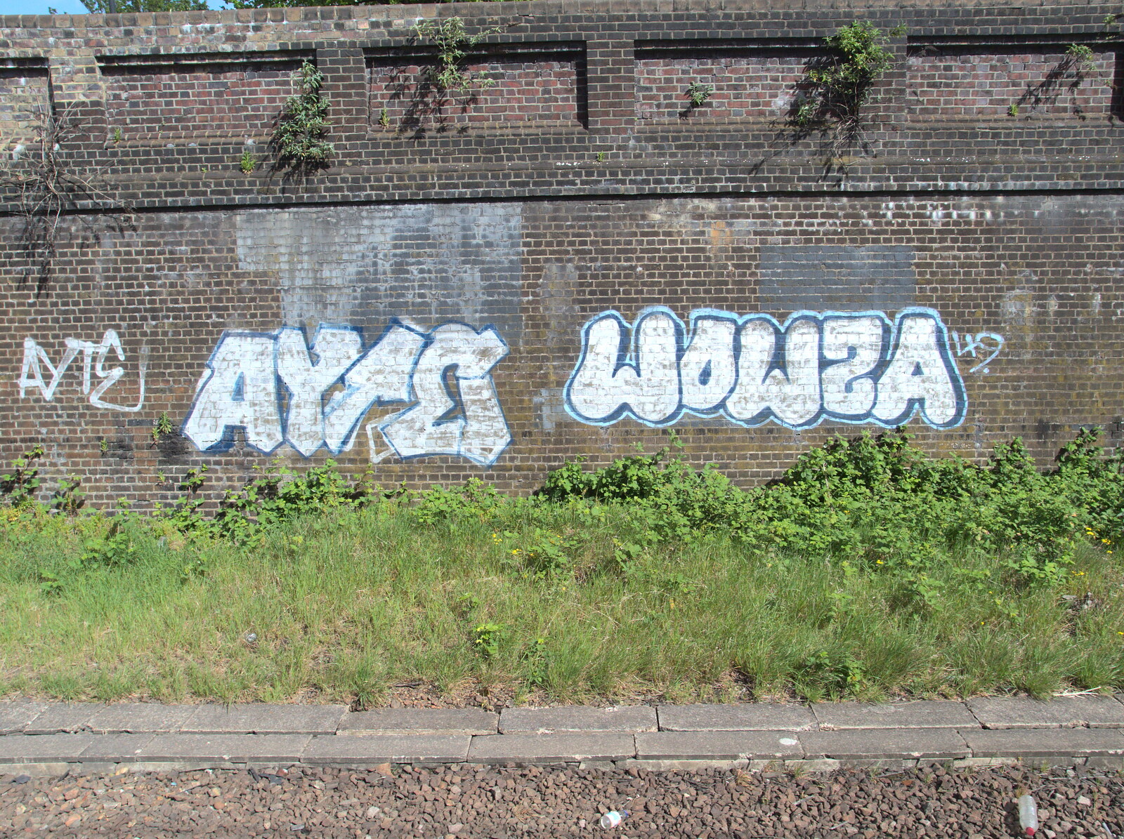 Wowza graffiti near Ilford from Diss Kebabs and Pizza Express, Ipswich, Suffolk - 7th May 2015