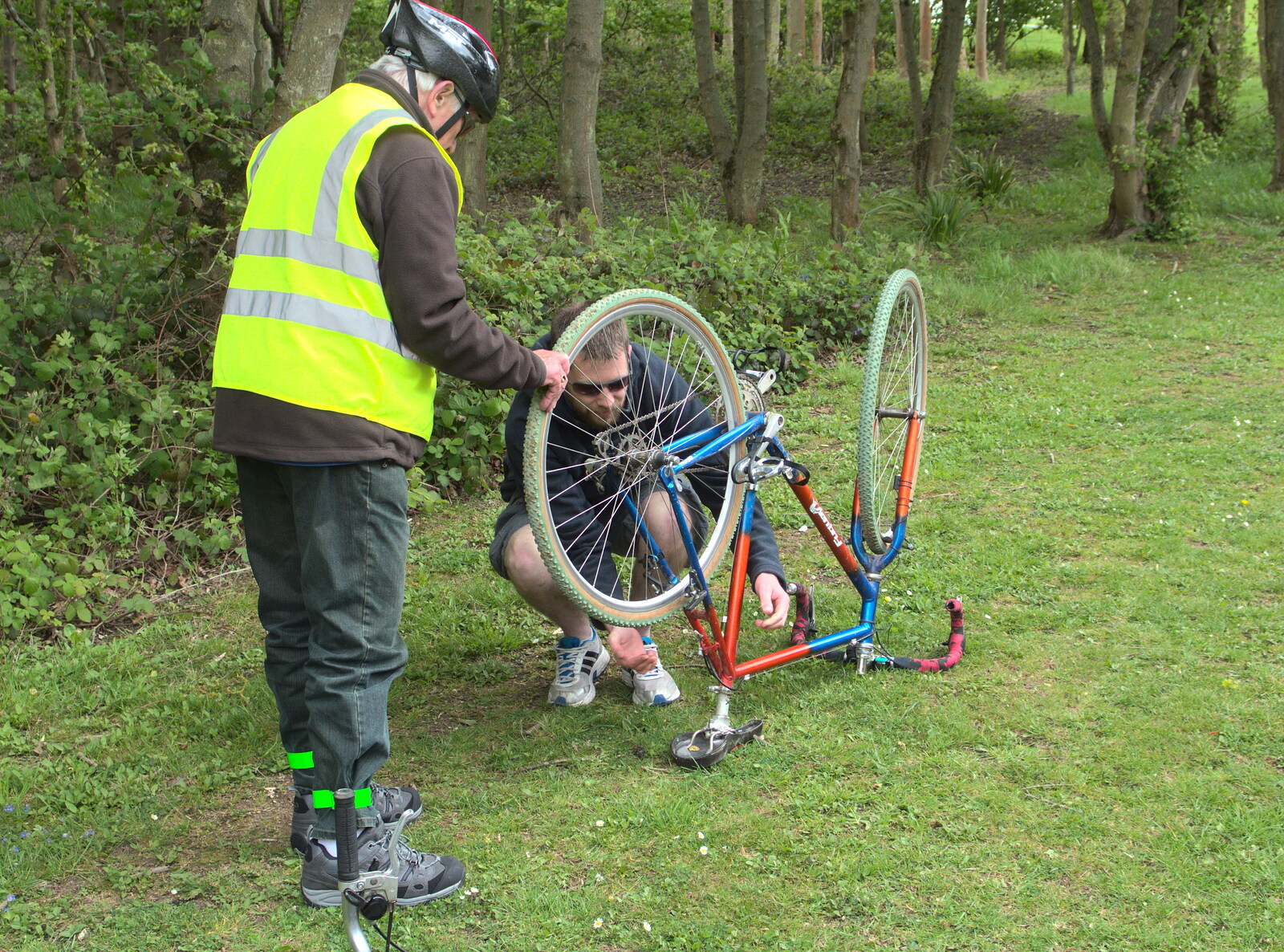 The Boy Phil has some mechanical issues from The BSCC Weekend Away, Lyddington, Rutland - 9th May 2015
