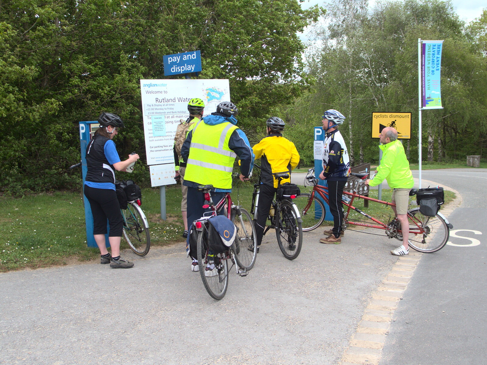 An information sign is consulted from The BSCC Weekend Away, Lyddington, Rutland - 9th May 2015