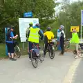 An information sign is consulted, The BSCC Weekend Away, Lyddington, Rutland - 9th May 2015