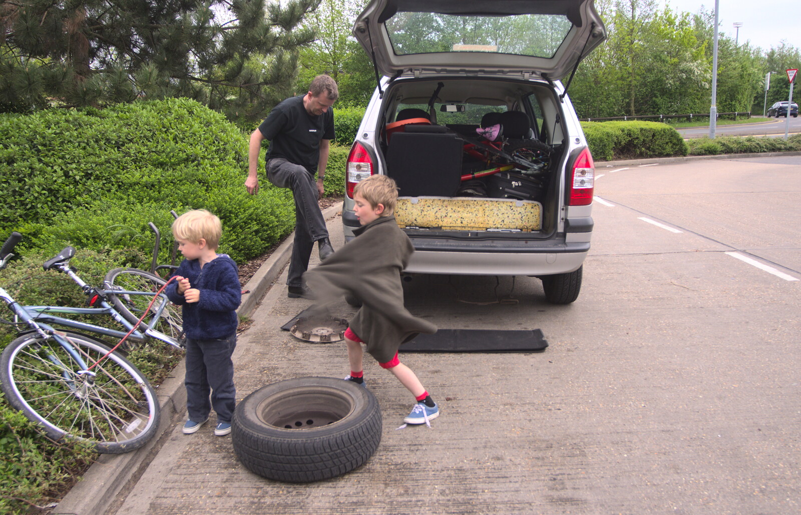 Harry pulls on a bungee cord from The BSCC Weekend Away, Lyddington, Rutland - 9th May 2015