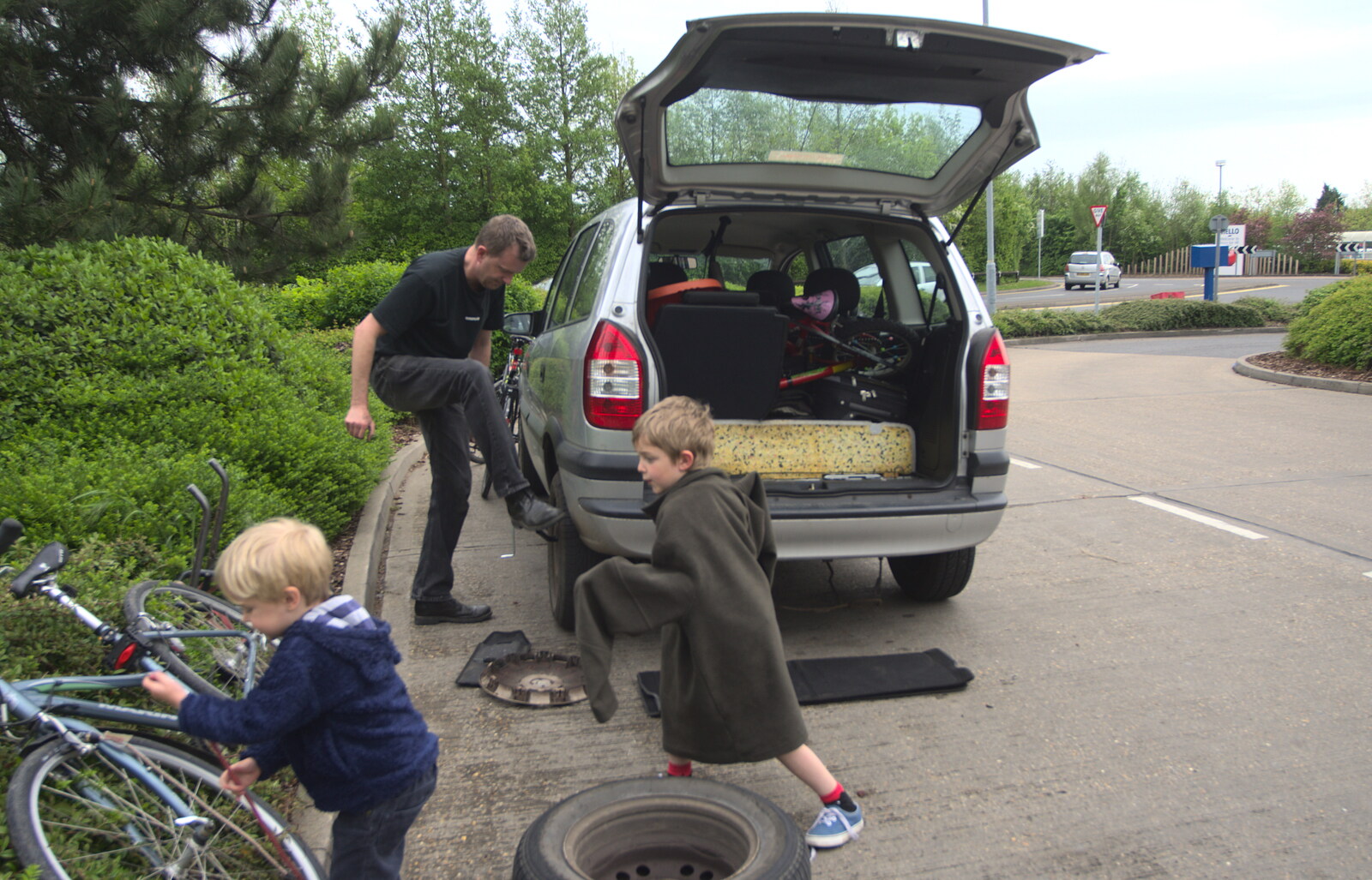 Off to a good start with a flat tyre at Bar Hill from The BSCC Weekend Away, Lyddington, Rutland - 9th May 2015