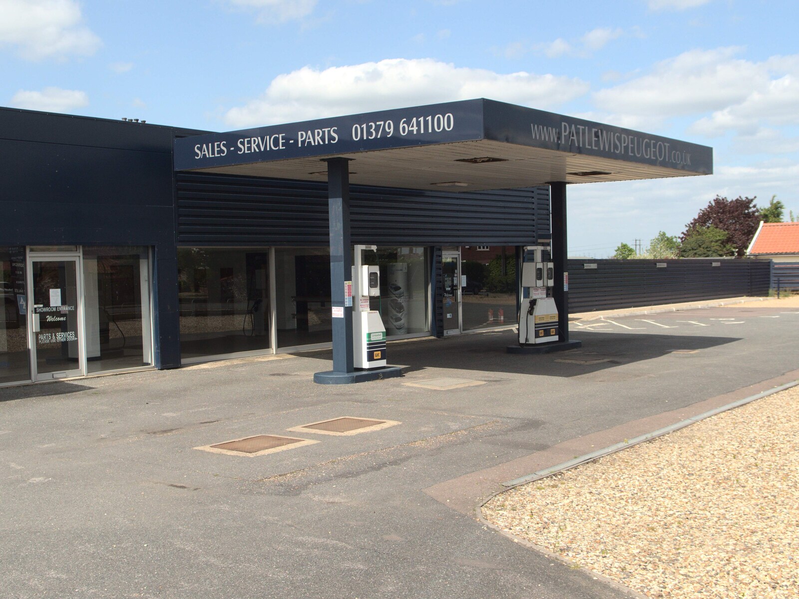 The old Pat Lewis garage in Palgrave from A Derelict Petrol Station, Palgrave, Suffolk - 16th May 2015