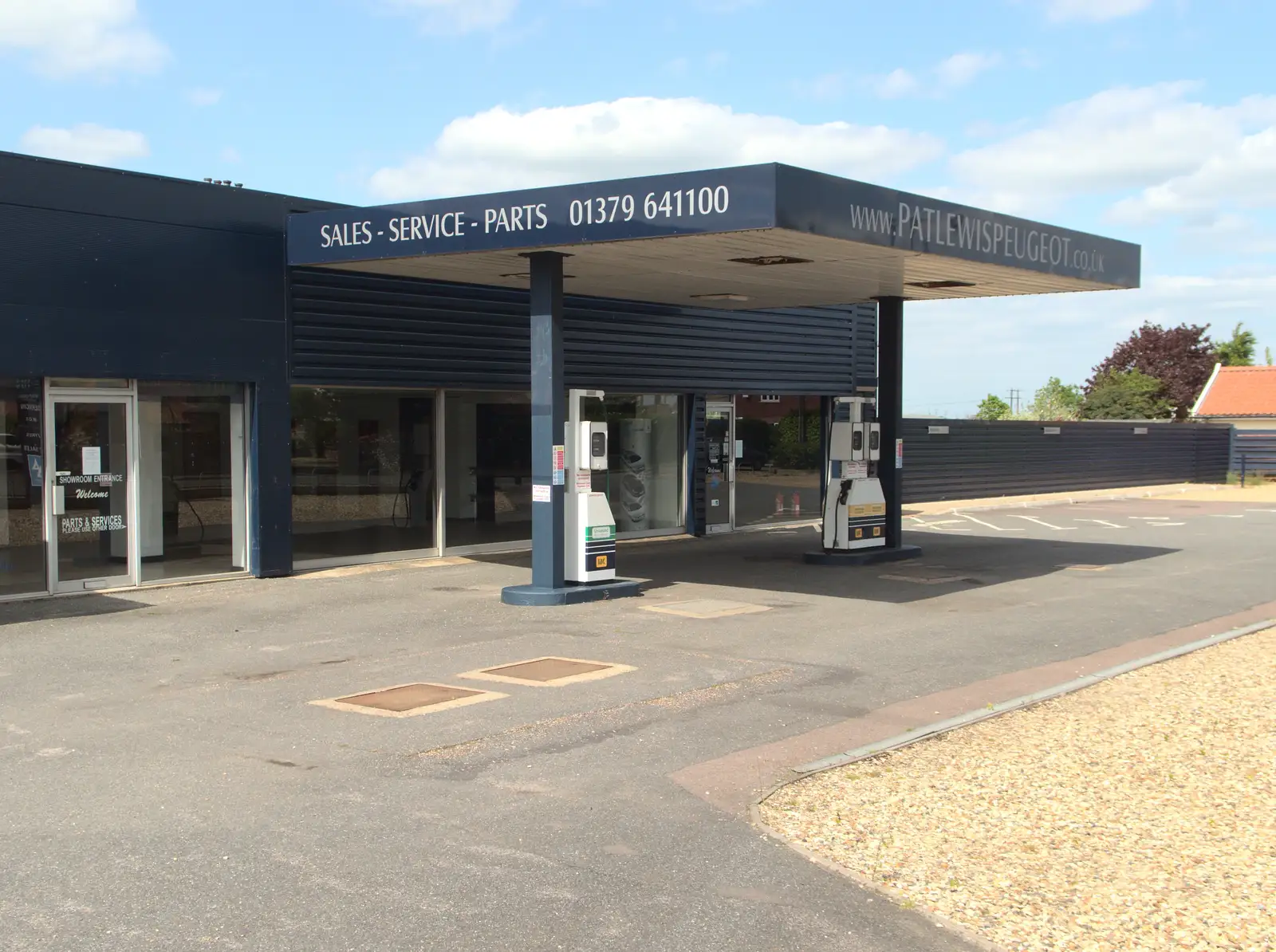 The old Pat Lewis garage in Palgrave, from A Derelict Petrol Station, Palgrave, Suffolk - 16th May 2015