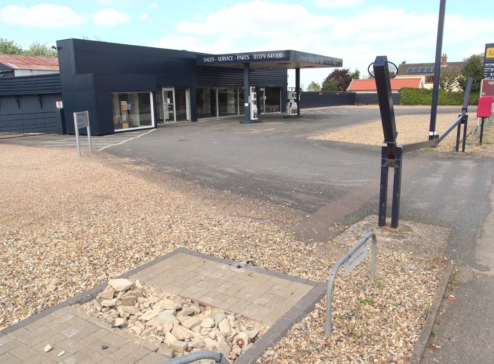 The wasteland of another closed petrol station, from A Derelict Petrol Station, Palgrave, Suffolk - 16th May 2015