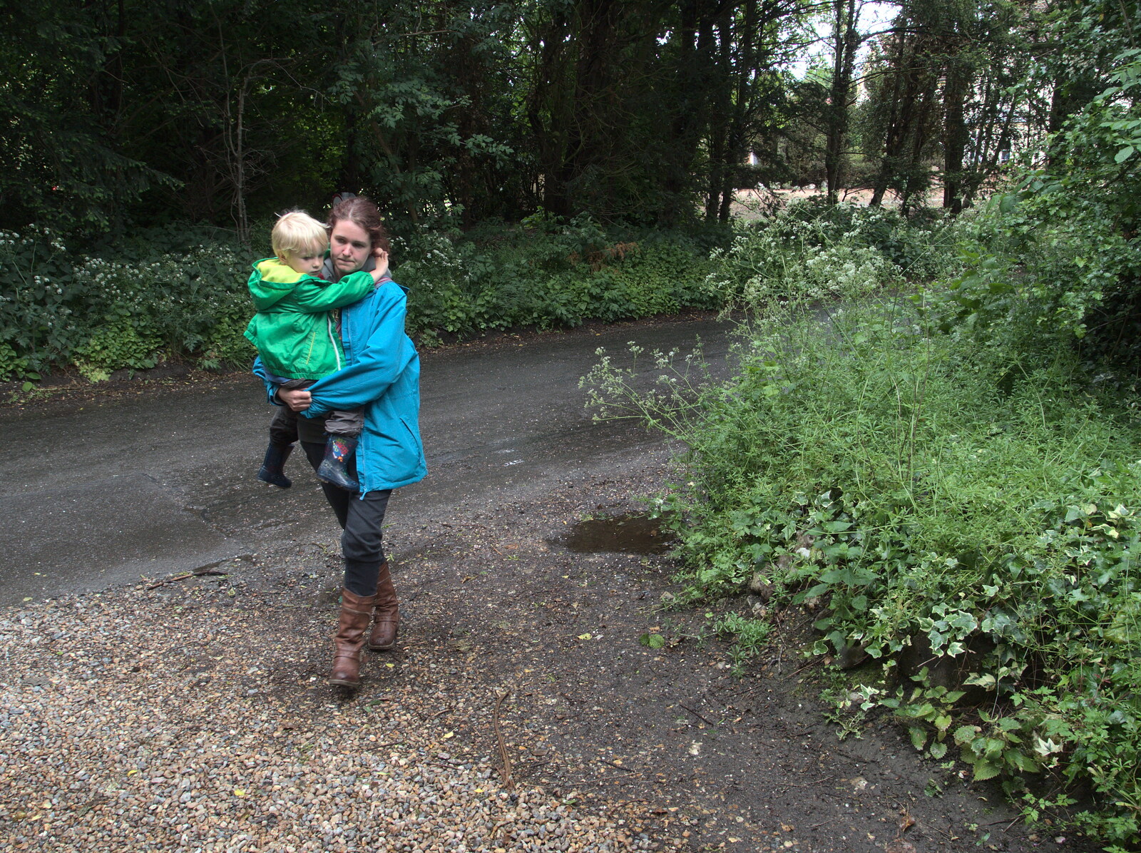 Isobel carries Gabes around from Thursday BSCC Bike Rides, Thelnetham and Earl Soham, Suffolk - 31st May 2015