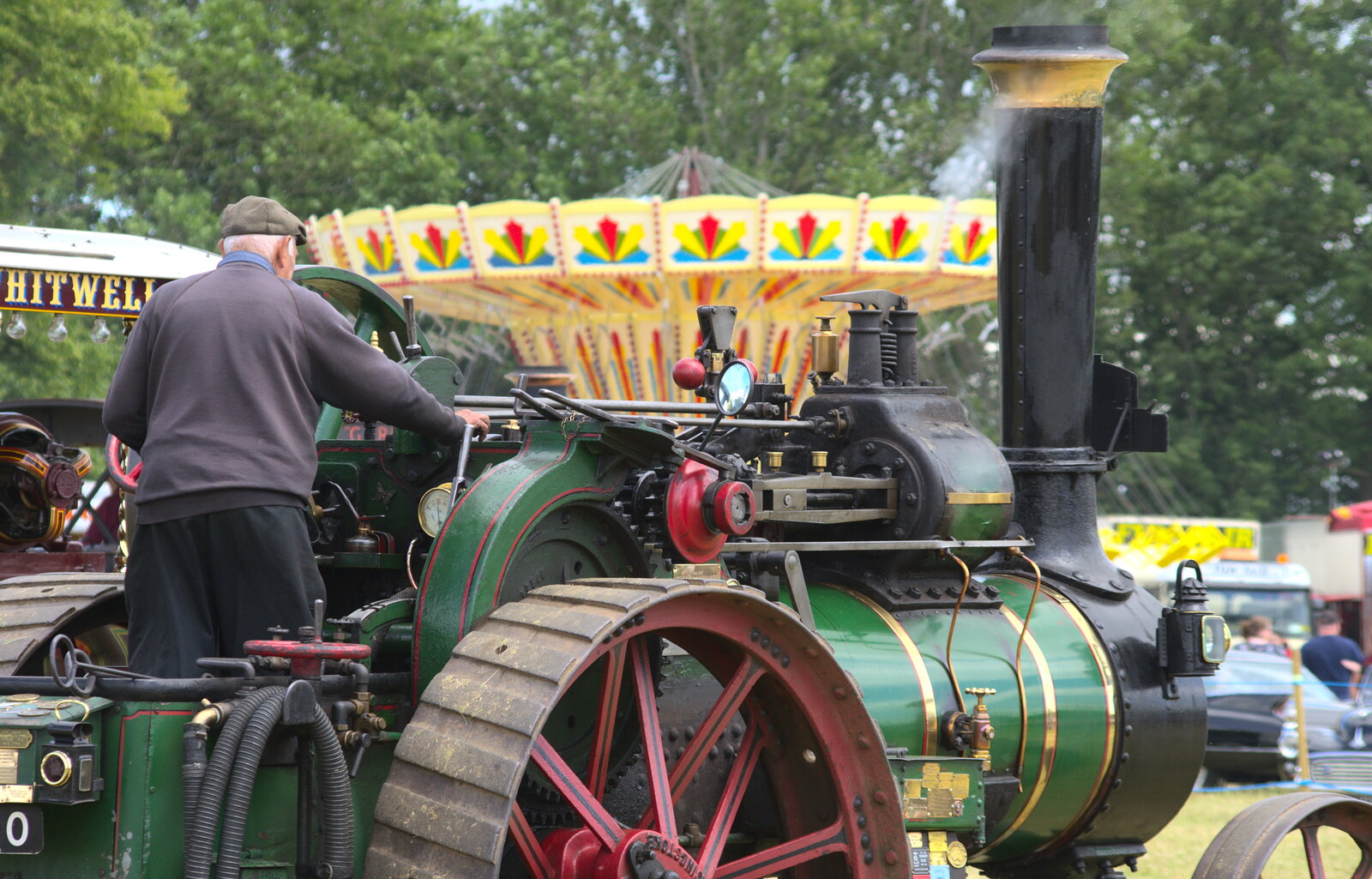The traction engine trundles off from A Vintage Tractorey Sort of Day, Palgrave, Suffolk - 21st June 2015