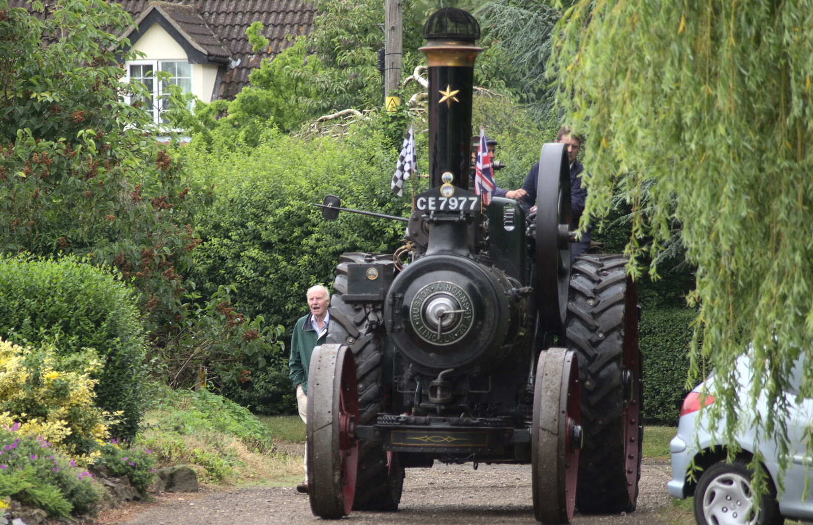 Grandad follows Oliver as it trundles up the drive from Thrandeston Pig Roast, Thrandeston Little Green, Suffolk - 28th June 2015