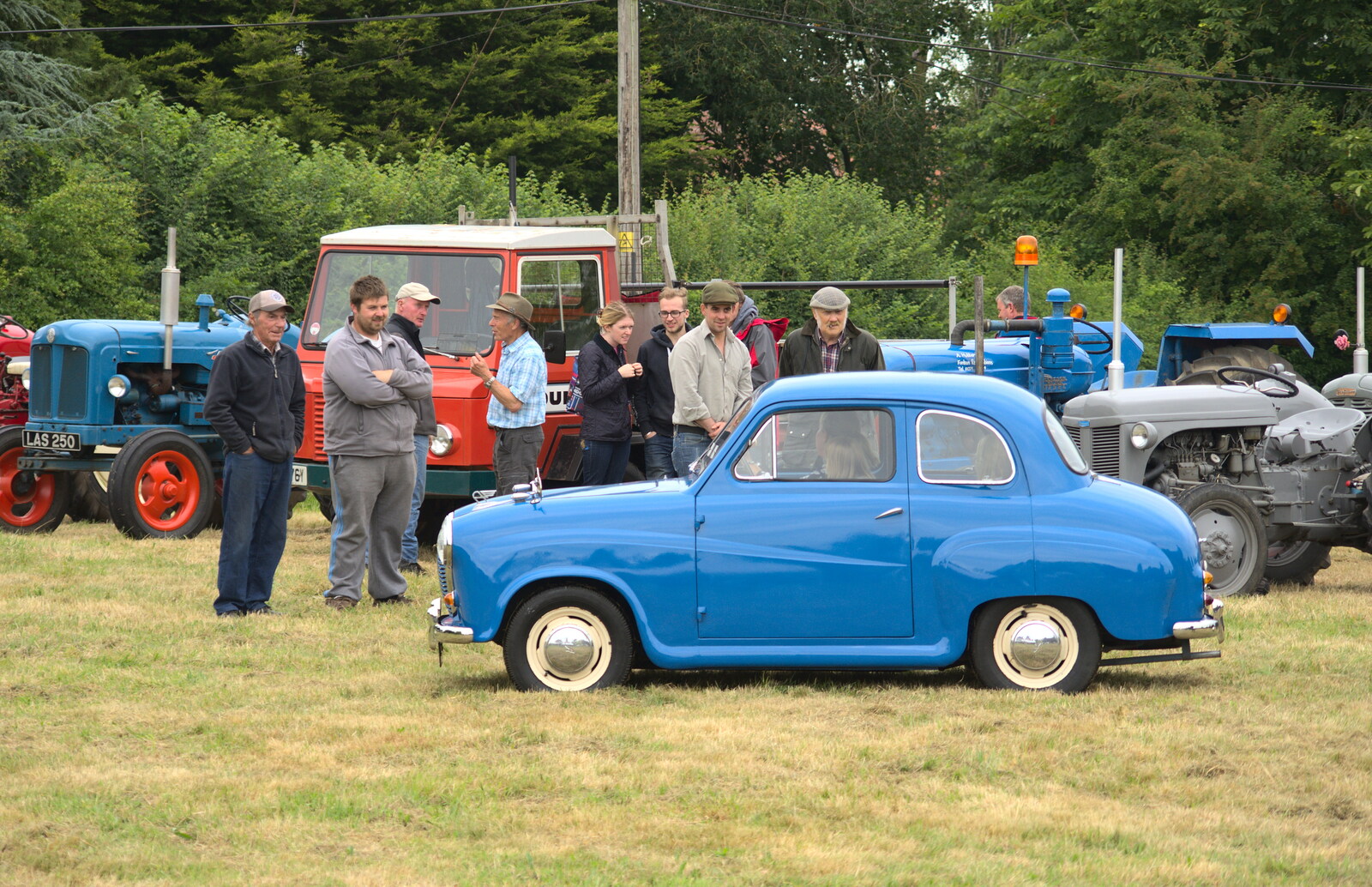 Rachel and the girls drive over in their A35 from Thrandeston Pig Roast, Thrandeston Little Green, Suffolk - 28th June 2015