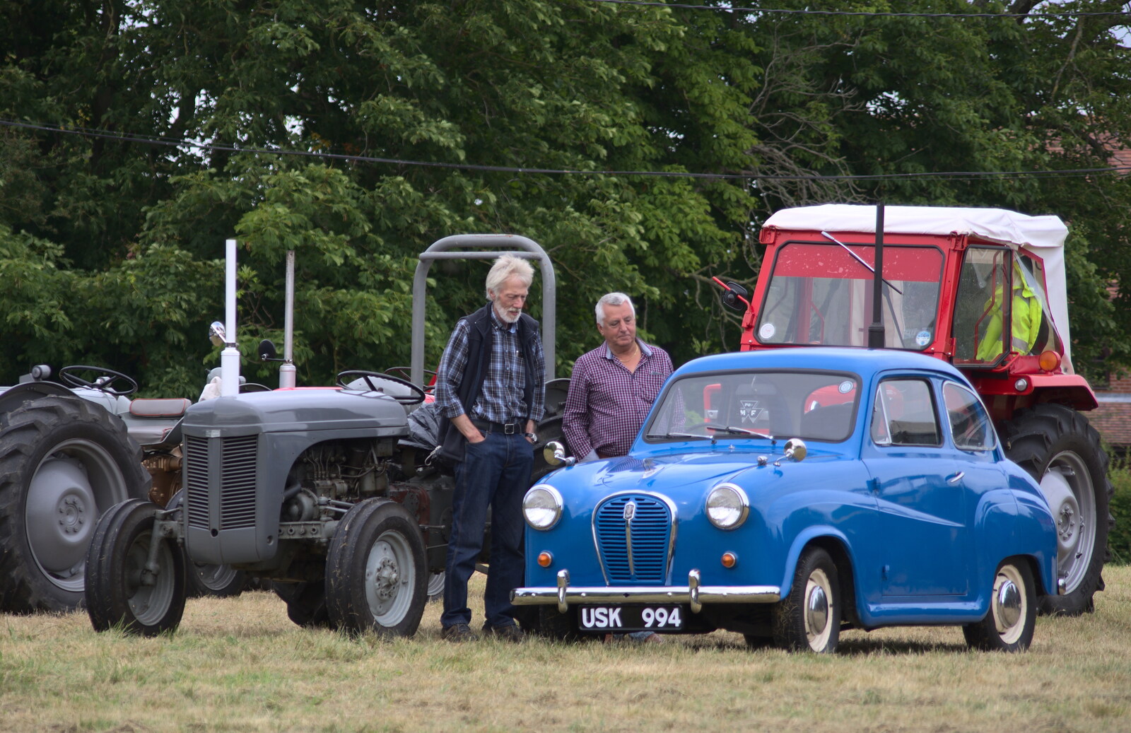 People look at the A35 from Thrandeston Pig Roast, Thrandeston Little Green, Suffolk - 28th June 2015