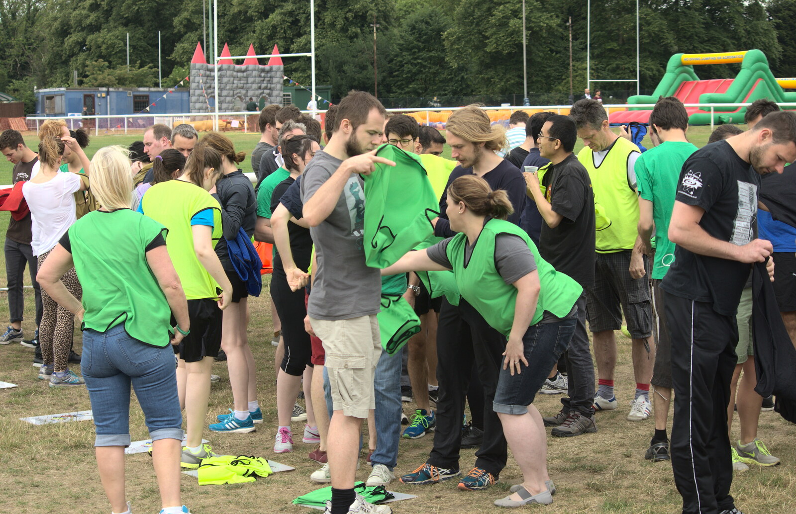 The various teams get rugged up in bibs from It's a SwiftKey Knockout, Richmond Rugby Club, Richmond, Surrey - 7th July 2015