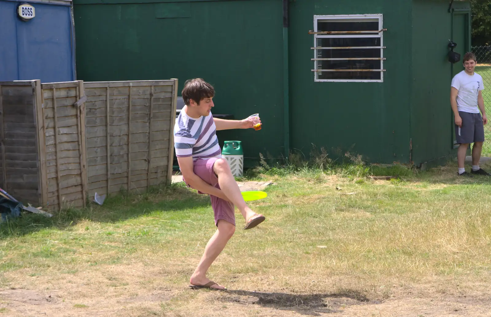 Tom does an under-the-leg catch, from It's a SwiftKey Knockout, Richmond Rugby Club, Richmond, Surrey - 7th July 2015