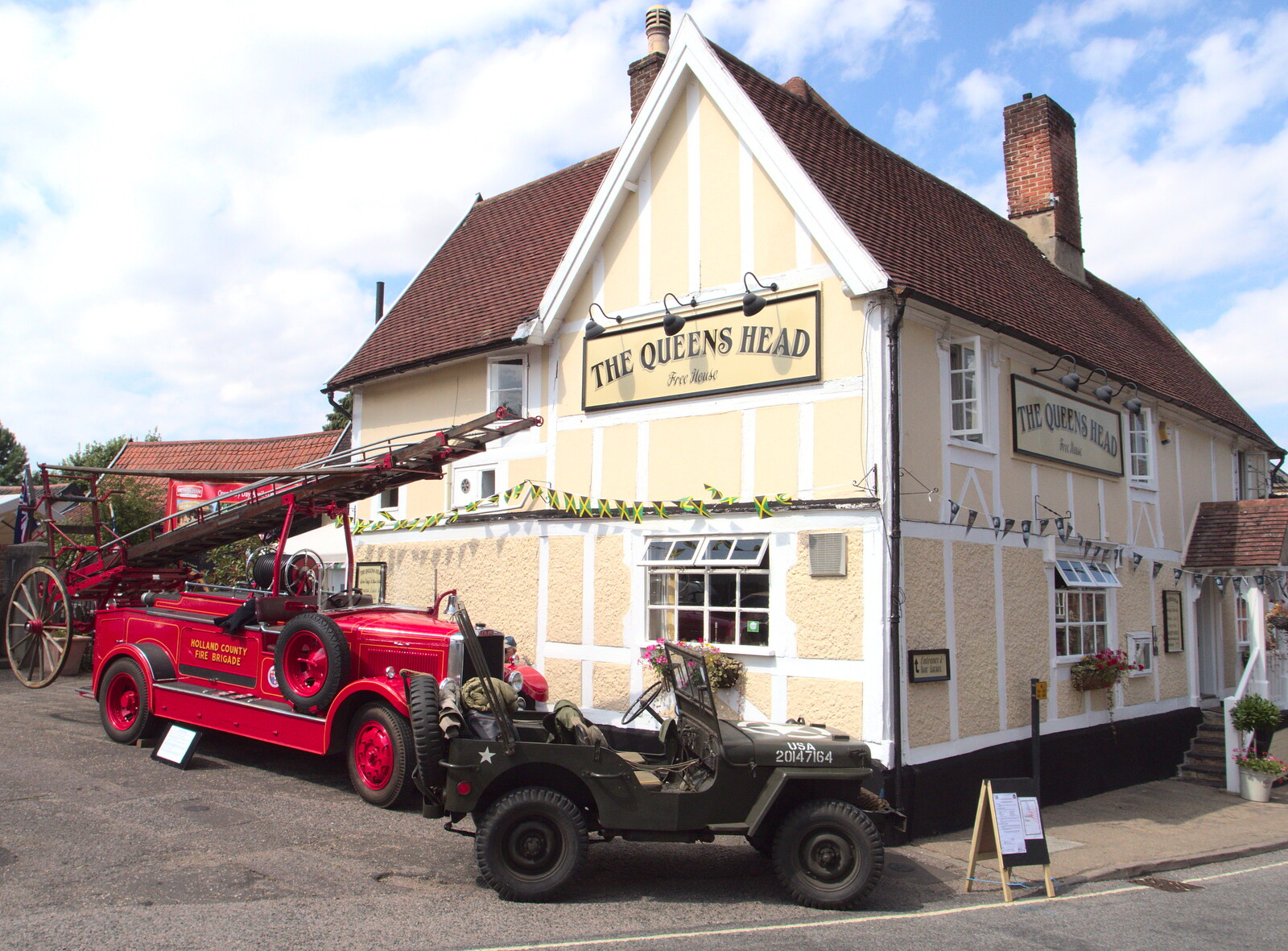 A vintage fire engine outside the Queen's Head from A 1940's Takeover, Eye, Suffolk - 8th August 2015