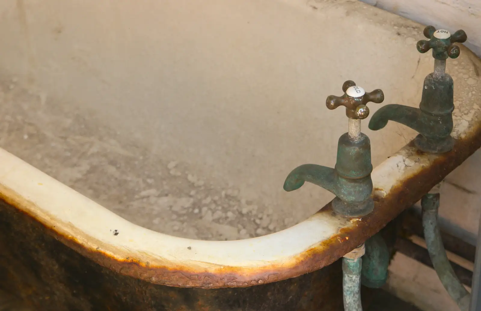 A rusty iron bath, from A Trip to Hurst Castle, Keyhaven, Hampshire - 28th August 2015