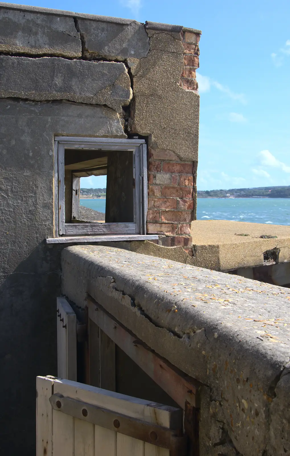 Cracked concrete, from A Trip to Hurst Castle, Keyhaven, Hampshire - 28th August 2015