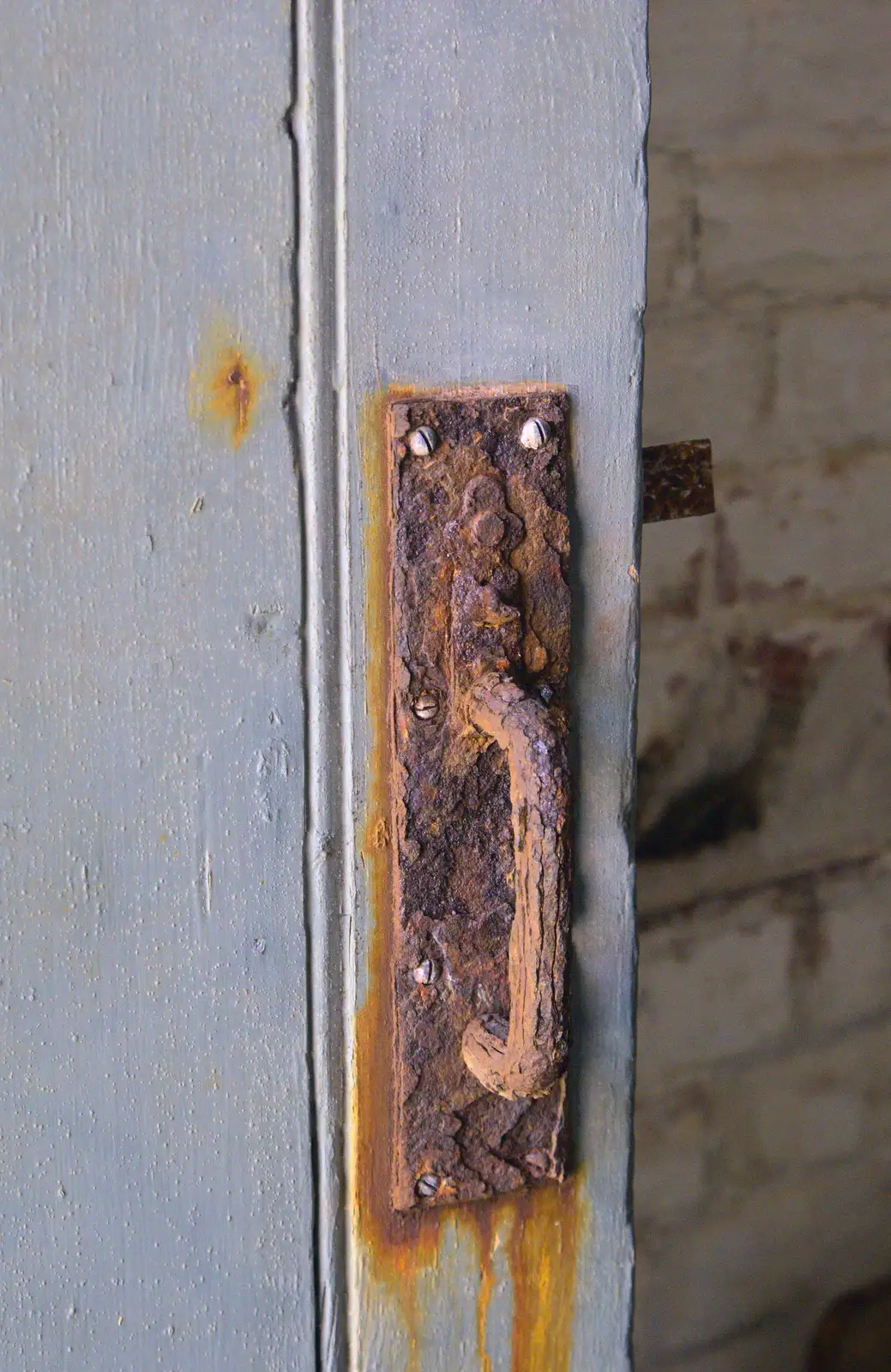 A very rusted door handle, from A Trip to Hurst Castle, Keyhaven, Hampshire - 28th August 2015