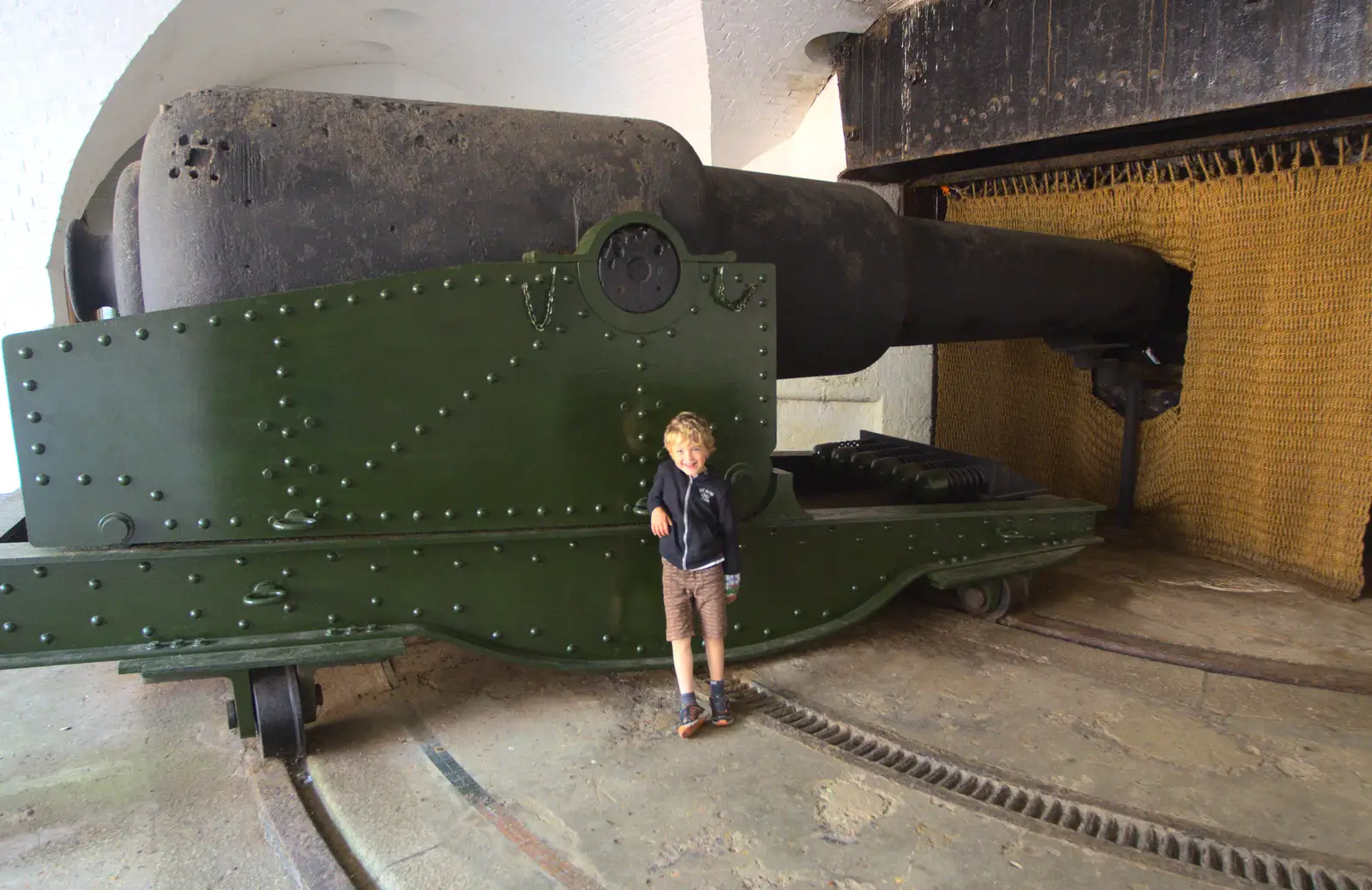 Fred and a massive 12.5' gun, from A Trip to Hurst Castle, Keyhaven, Hampshire - 28th August 2015