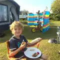 Fred eats camper-van breakfast, A Trip to Hurst Castle, Keyhaven, Hampshire - 28th August 2015