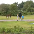 Isobel takes the boys to look at a pony, Camping at Roundhills, Brockenhurst, New Forest, Hampshire - 29th August 2015