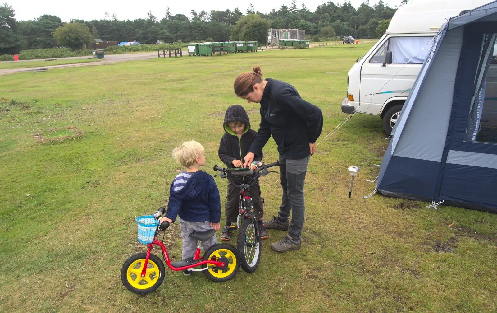 A map is consulted, from Camping at Roundhills, Brockenhurst, New Forest, Hampshire - 29th August 2015