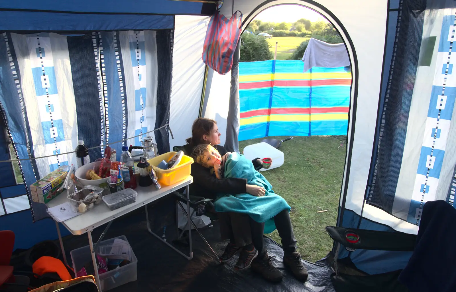 Fred and Isobel have a moment, from Camping at Roundhills, Brockenhurst, New Forest, Hampshire - 29th August 2015