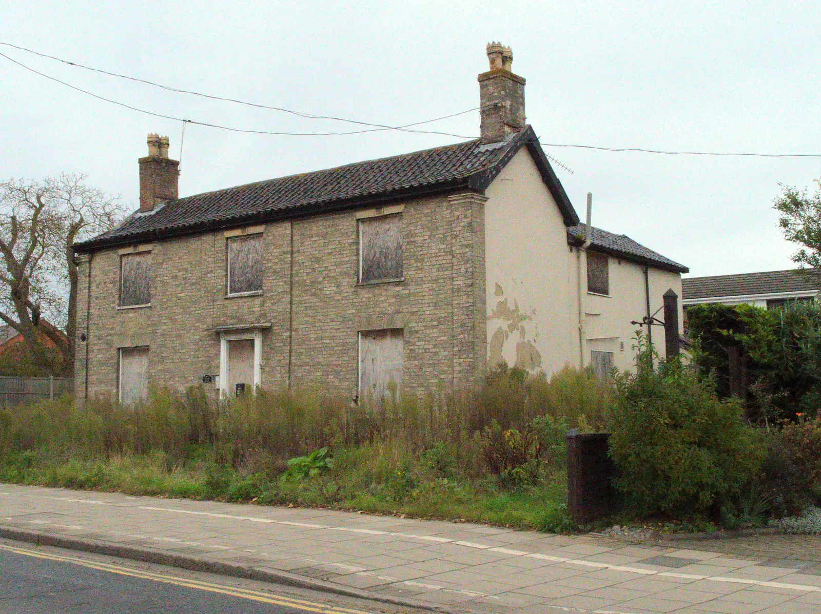 A mysteriously derelict house on Victoria Road, Diss, from Apple Picking and The BBs at Framingham Earl, Norfolk - 25th October 2015