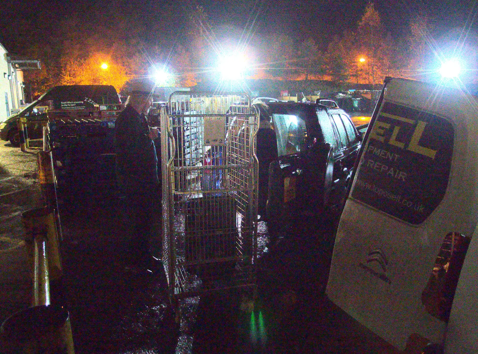 The band unloads in a wet and cold car park, from The BBs at Centre Parcs, Elvedon, Norfolk - 5th November 2015