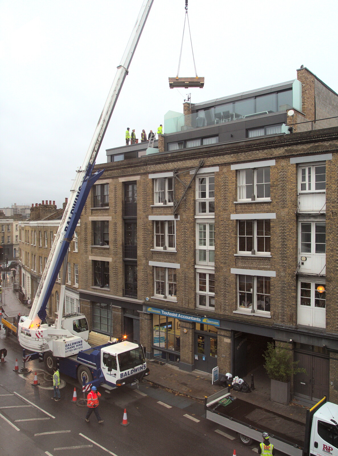 The hot-tub's base is lifted up from Hot-tub Penthouse, Thornham Walks, and Building, London and Suffolk - 12th November 2015