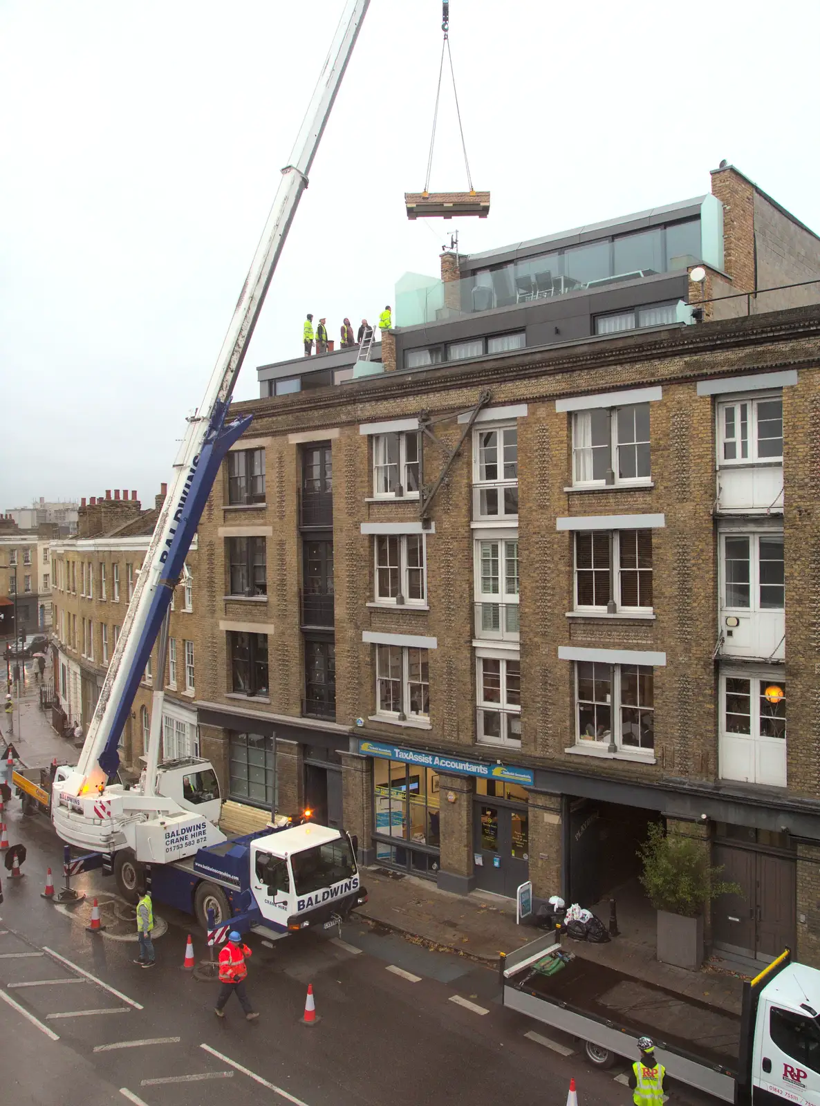 The hot-tub's base is lifted up, from Hot-tub Penthouse, Thornham Walks, and Building, London and Suffolk - 12th November 2015