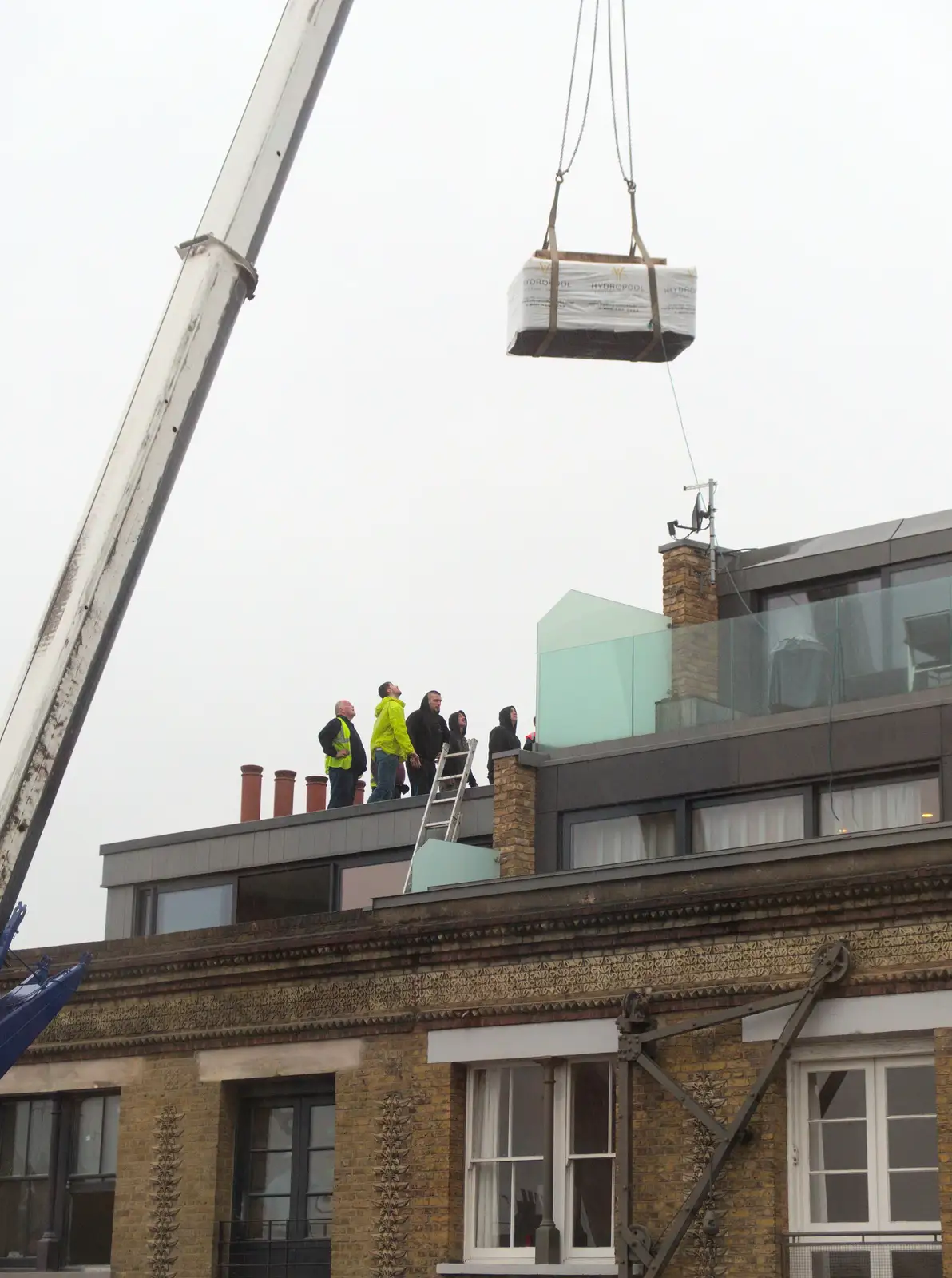 The tub is lowered into position, from Hot-tub Penthouse, Thornham Walks, and Building, London and Suffolk - 12th November 2015