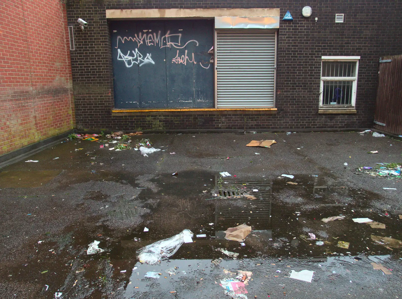 A grim back yard off Castle Street, from Southwark, Norwich, and a Power Cut, London, Norfolk and Suffolk - 12th December 2015