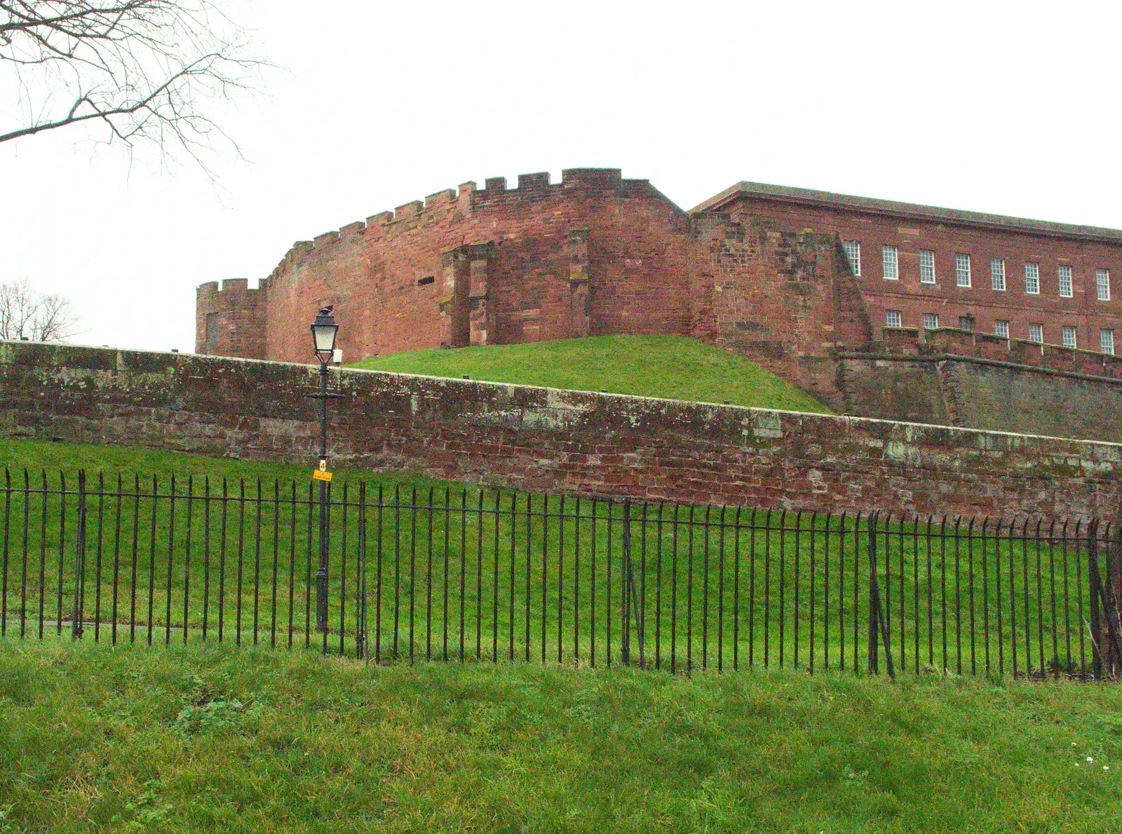 A crennelated wall, from A Party and a Road Trip to Chester, Suffolk and Cheshire - 20th December 2015