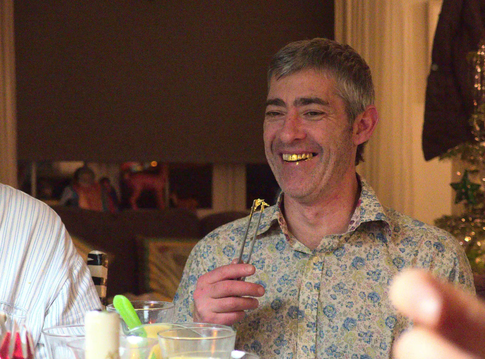 Wayne sticks some gold leaf on his teeth, from Christmas in Blackrock and St. Stephen's in Ballybrack, Dublin, Ireland - 25th December 2015