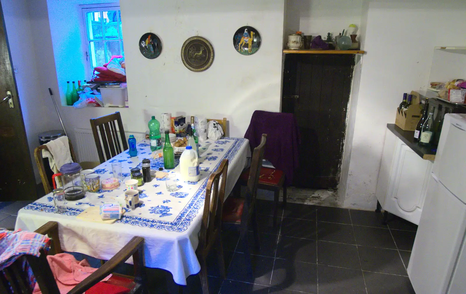 The kitchen table, from Christmas in Blackrock and St. Stephen's in Ballybrack, Dublin, Ireland - 25th December 2015