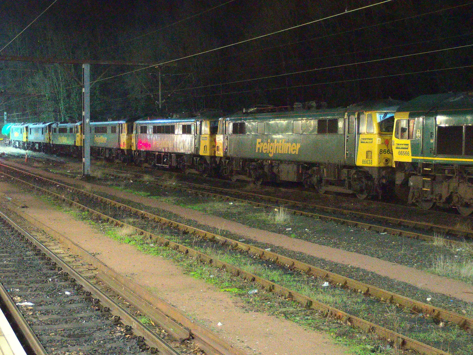 There's a rake of six Class 86 locos, from Isobel Goes to Lyon, Ipswich Station, Burrell Road - 24th January 2016