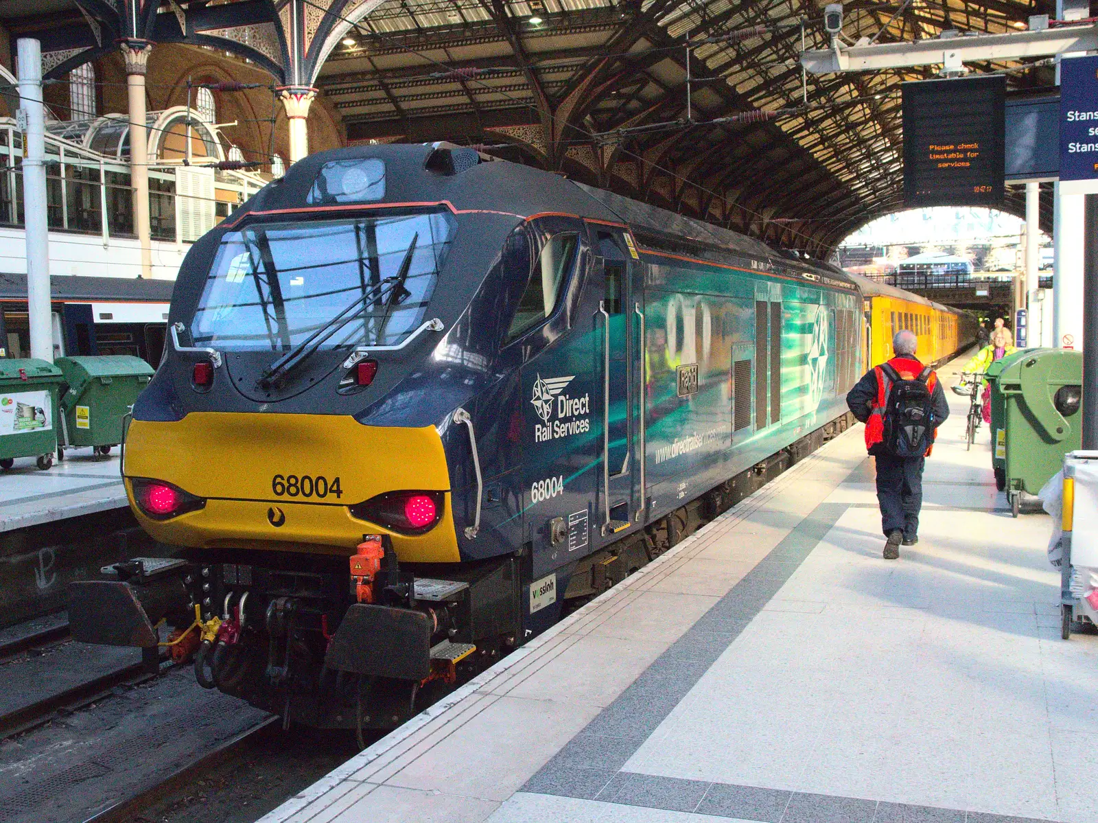 Class 68 68004 hauls a Flying Banana, from A SwiftKey Power Cut, Southwark Bridge Road, London - 4th March 2016