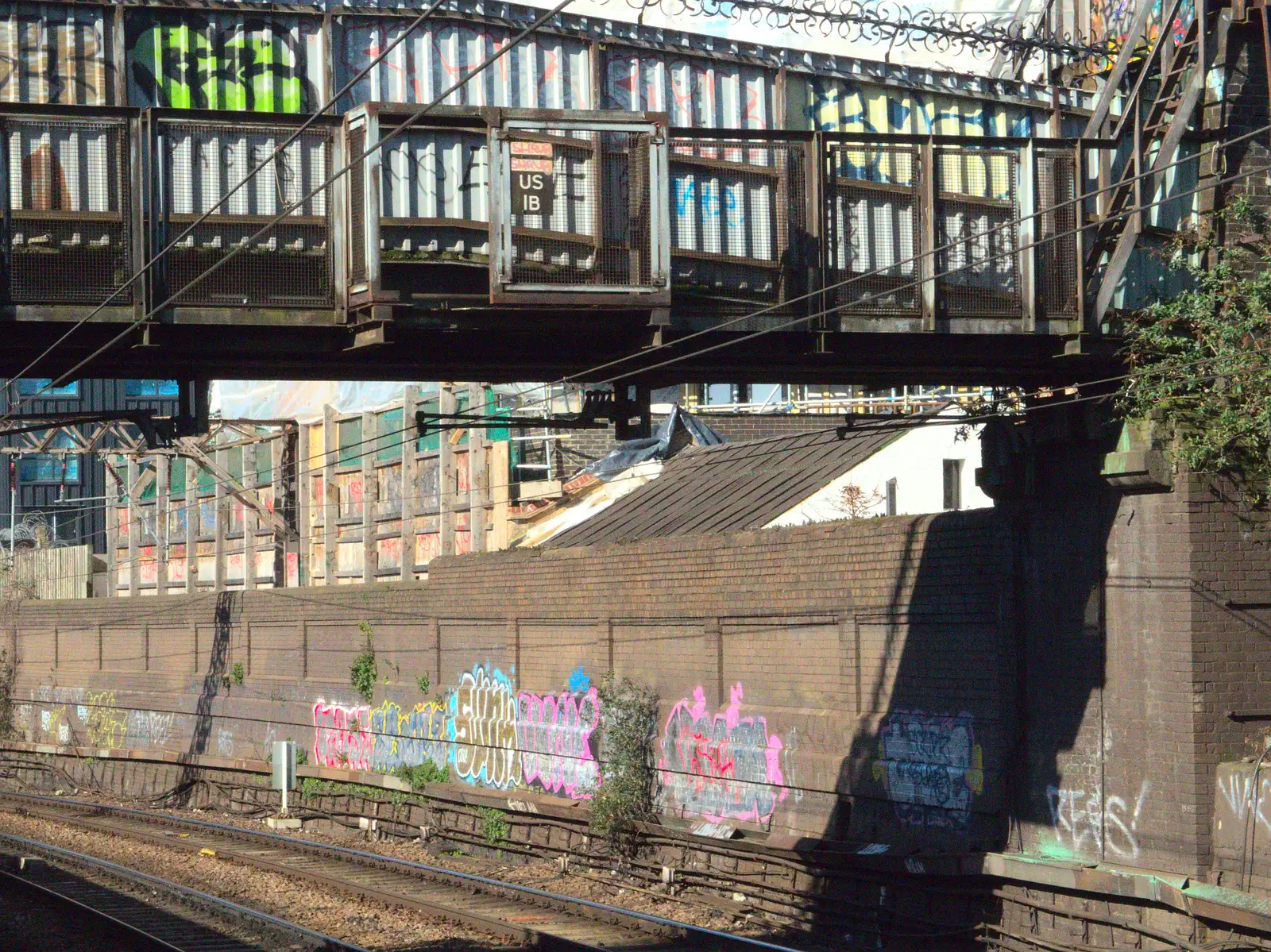 Graffiti on a wall, from A SwiftKey Power Cut, Southwark Bridge Road, London - 4th March 2016