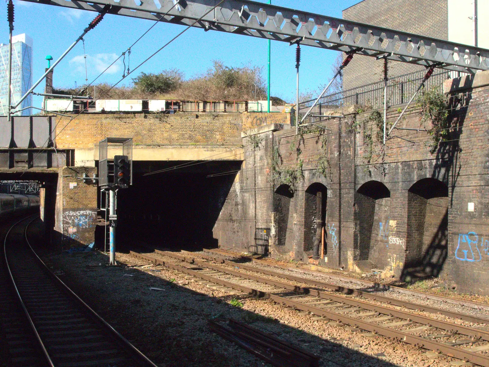 The entrance to the slow-track tunnels, from A SwiftKey Power Cut, Southwark Bridge Road, London - 4th March 2016