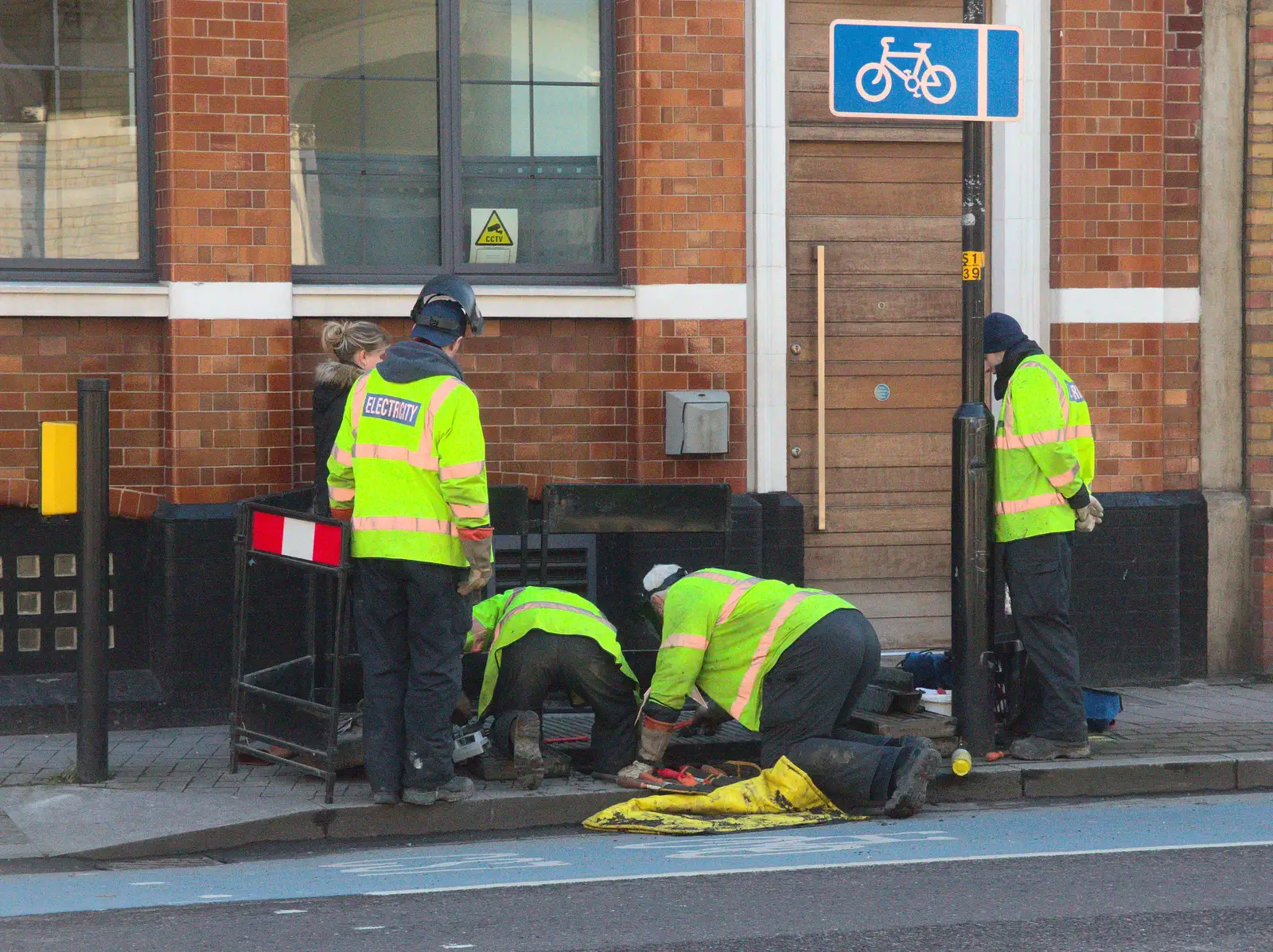 Two men work, two men watch, from A SwiftKey Power Cut, Southwark Bridge Road, London - 4th March 2016