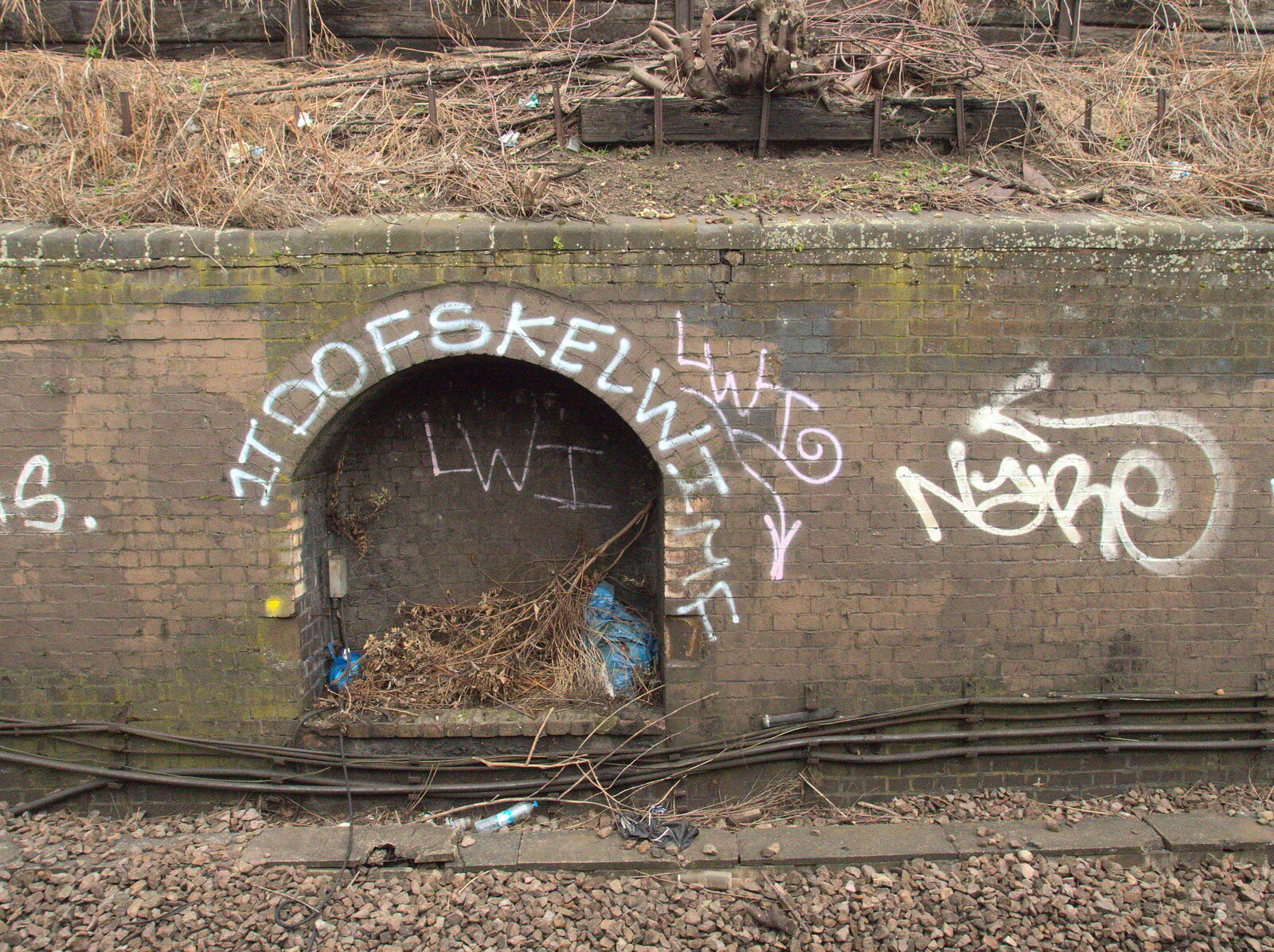 Circular graffiti from A SwiftKey Power Cut, Southwark Bridge Road, London - 4th March 2016