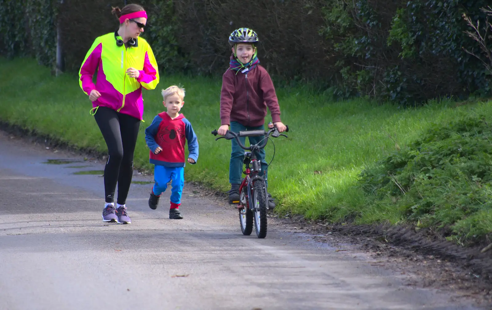 Fred sets the pace on his bike, from Harry's Birthday, Brome, Suffolk - 28th March 2016