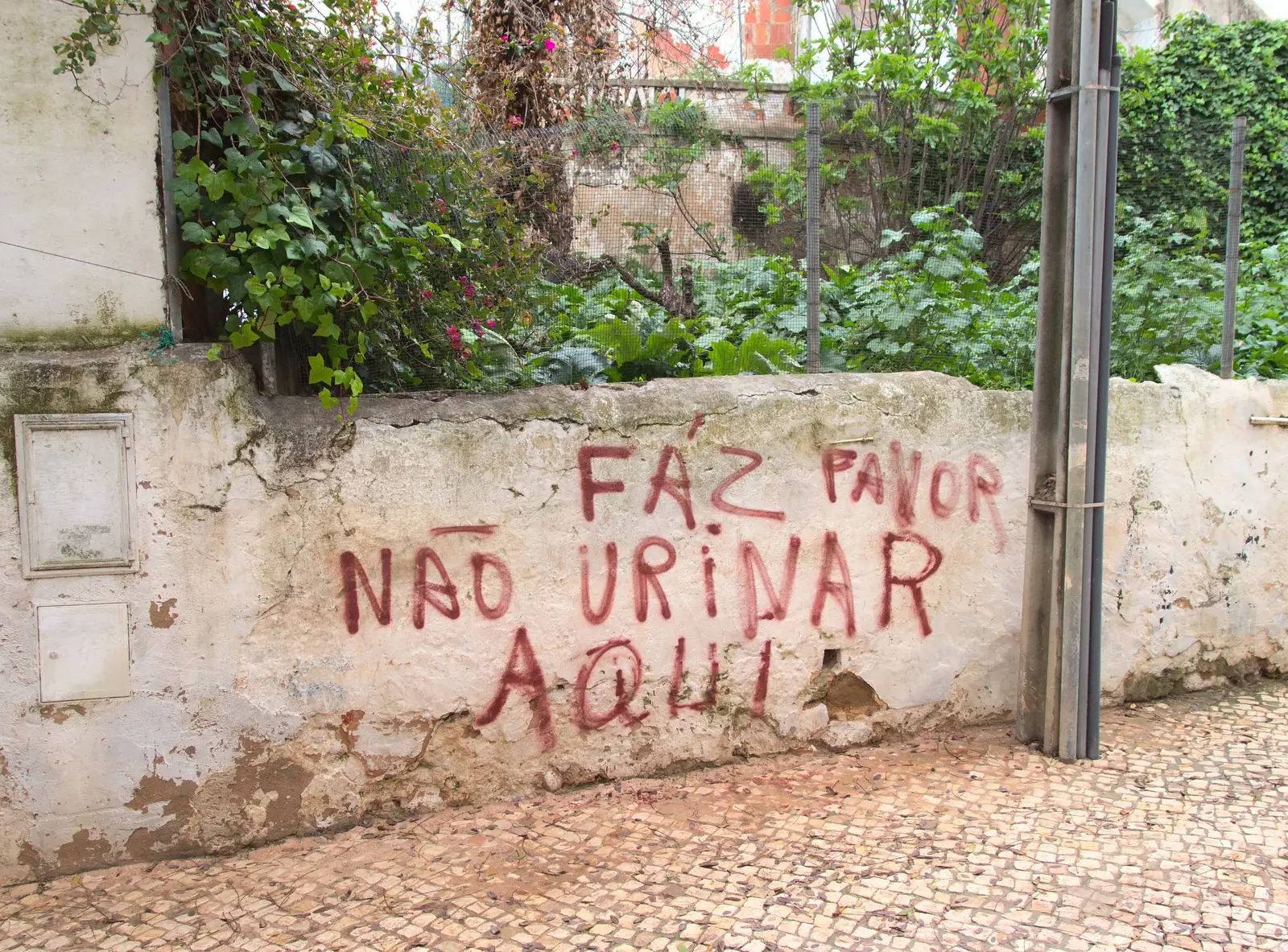 A 'don't piss here' message on a wall, from A Trip to Albufeira: The Hotel Paraiso, Portugal - 3rd April 2016